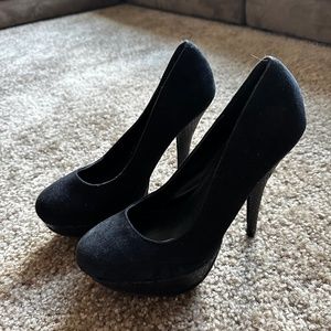 Black heels size 7W